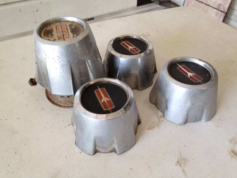 lot 20 image: 4 Oldsmobile hubcaps