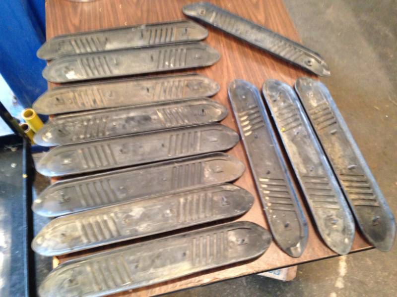 lot 14 image: 12 Plastic Running board steps