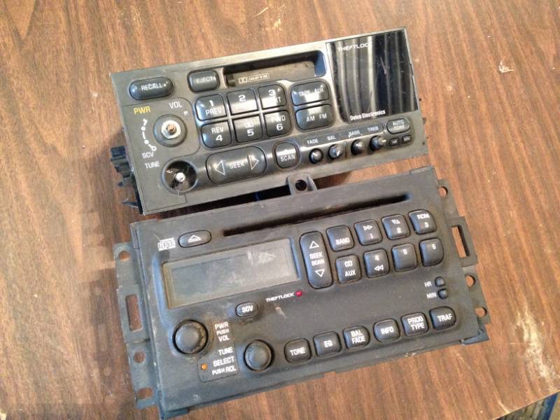 lot 42 image: Car audio items (13 total)