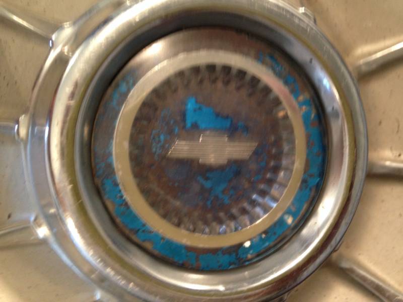 lot 18 image: 5 Wheel cover hubcaps (Chevy, GMC)