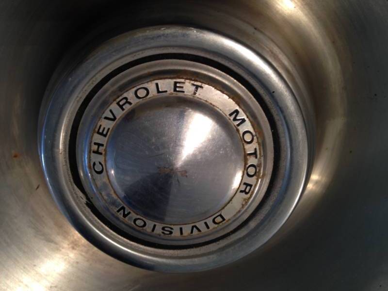lot 43 image: 6 Antique Wheel cover  hubcap (Chevy, Oldsmobile)