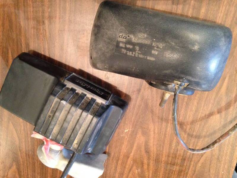 lot 39 image: 2 Snowplow headlights