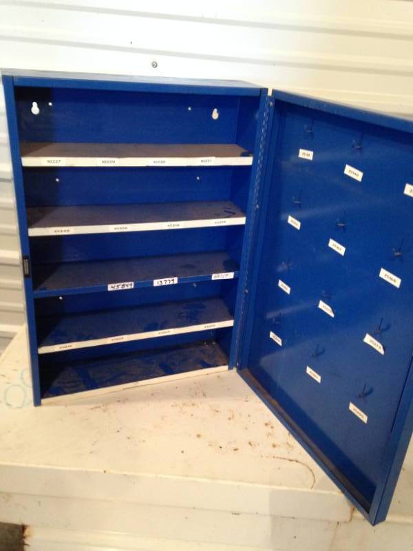 lot 50 image: Automotive cabinet (Stant, Hedahls)