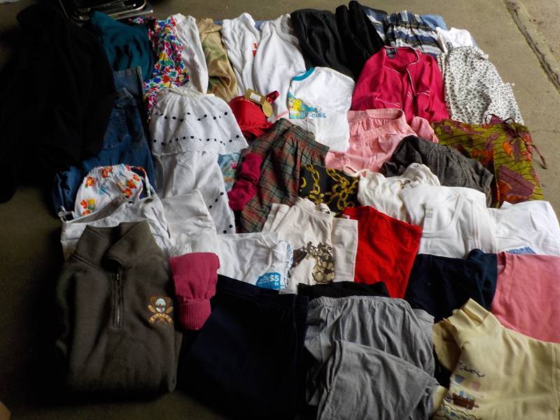 lot 49 image: Ladies size 18-22 clothing...