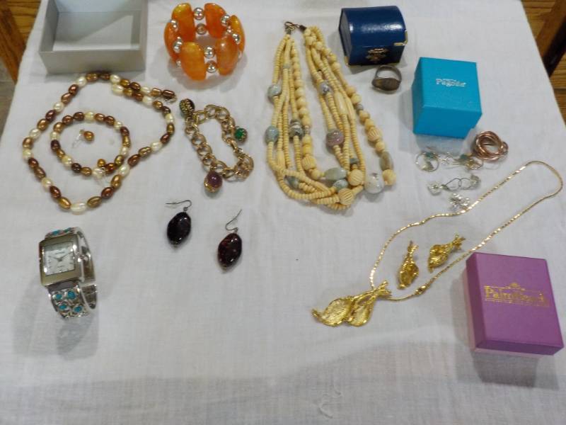 lot 14 image: Jewelry- all pictured...