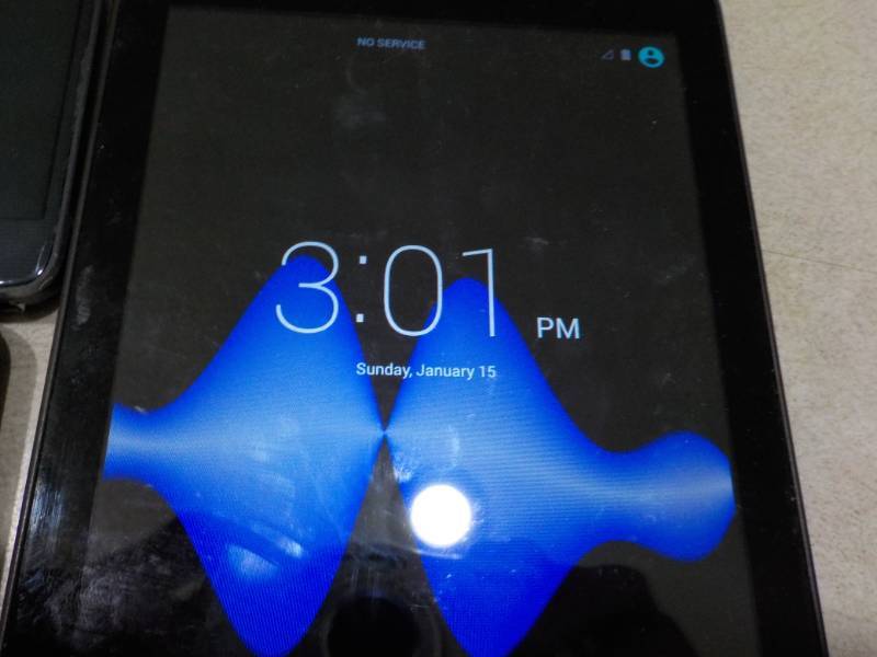 lot 18 image: Dell Tablet...