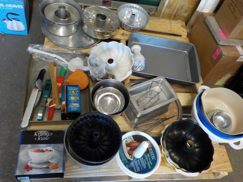 lot 22 image: Cooking and Baking Lot...