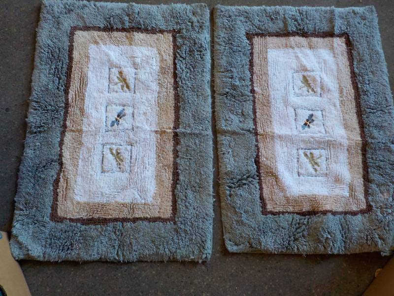 lot 25 image: 2 DragonFly Rugs 20 x 30...