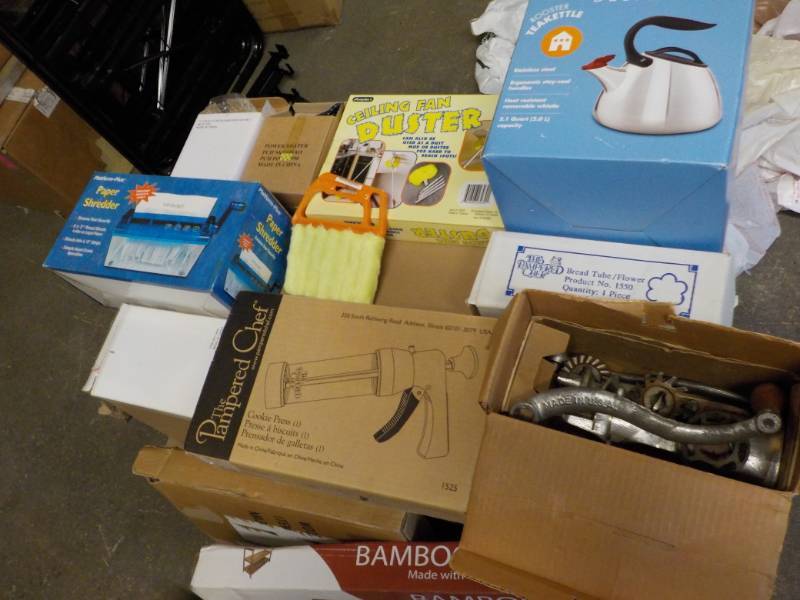 lot 29 image: Gadgets...