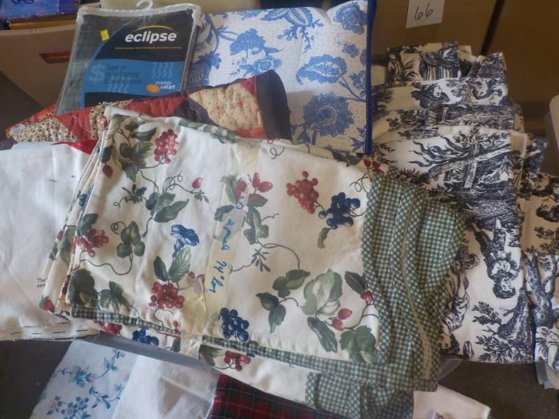 lot 69 image: Drapes, Placemats, Hankies, Tablecl...