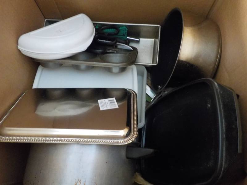 lot 82 image: Huge Lot of Kitchen Cooking Supplie...