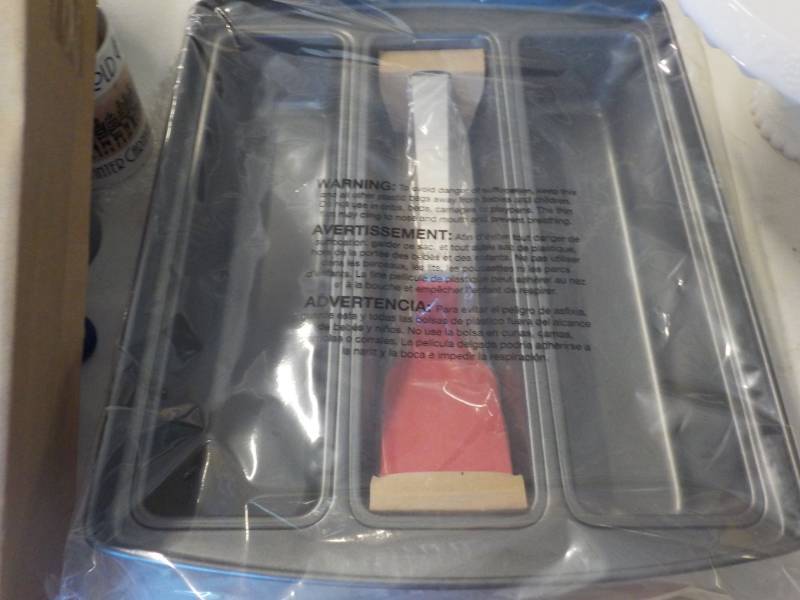lot 87 image: New Lasagna Trio Pan and 2 Cake pla...