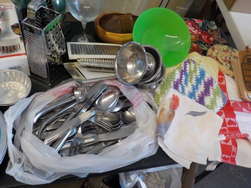 lot 97 image: large Quantity of Kitchen Items in ...