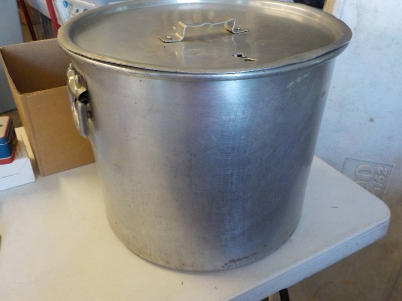 lot 104 image: Bayou Classic Stock Pot with Wire B...