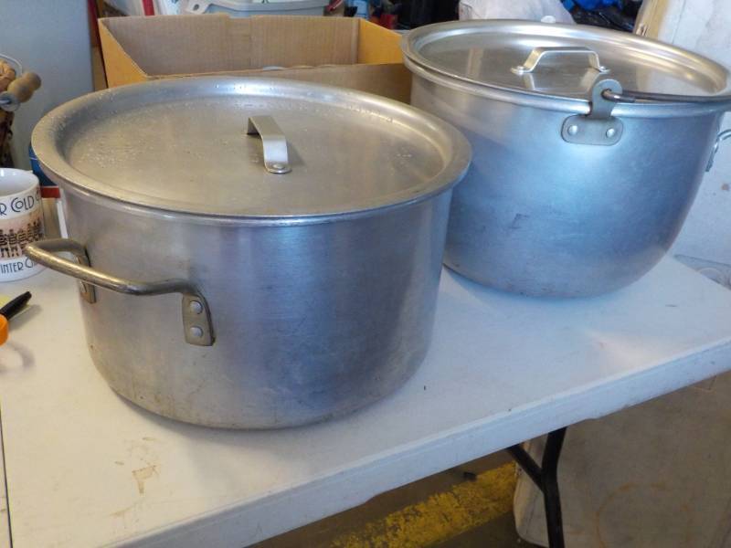 lot 105 image: 2 Kettles and Lids...