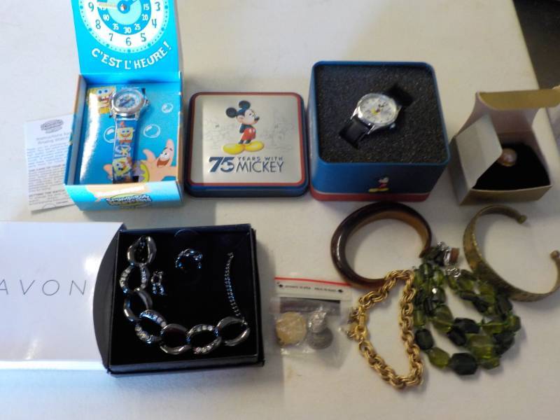 lot 112 image: Jewelry- all pictured...