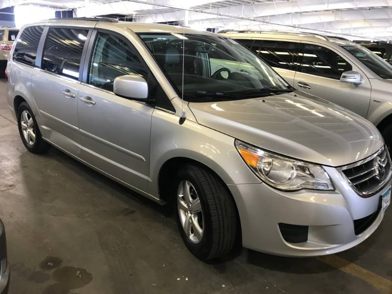 lot 6 image: 2011 Volkswagen Routan SE