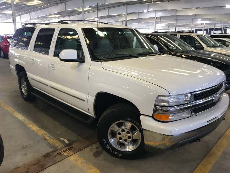 lot 9 image: 2002 Chevrolet Suburban LT 4x4