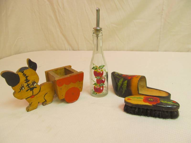 lot 1 image: vintage collectibles