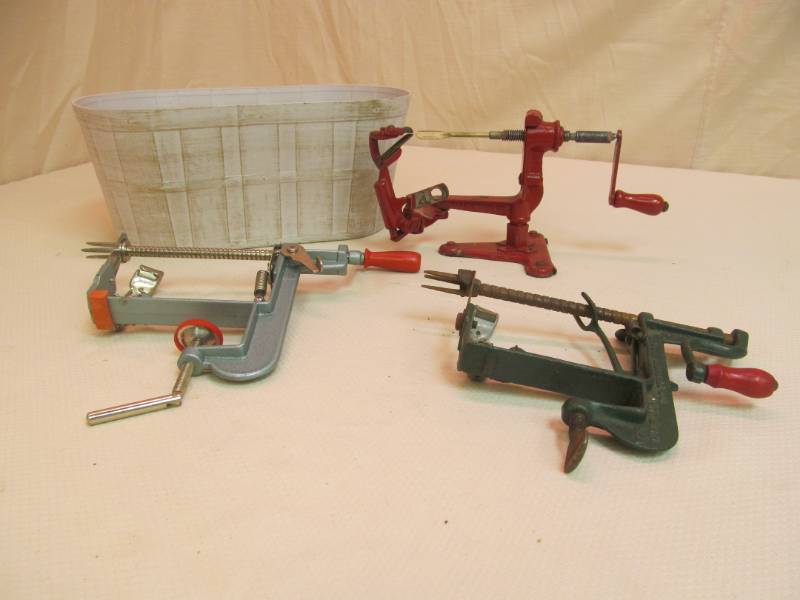 lot 4 image: vintage apple peeler