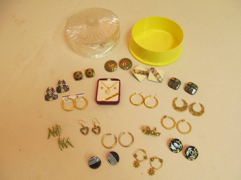 lot 6 image: vintage earrings
