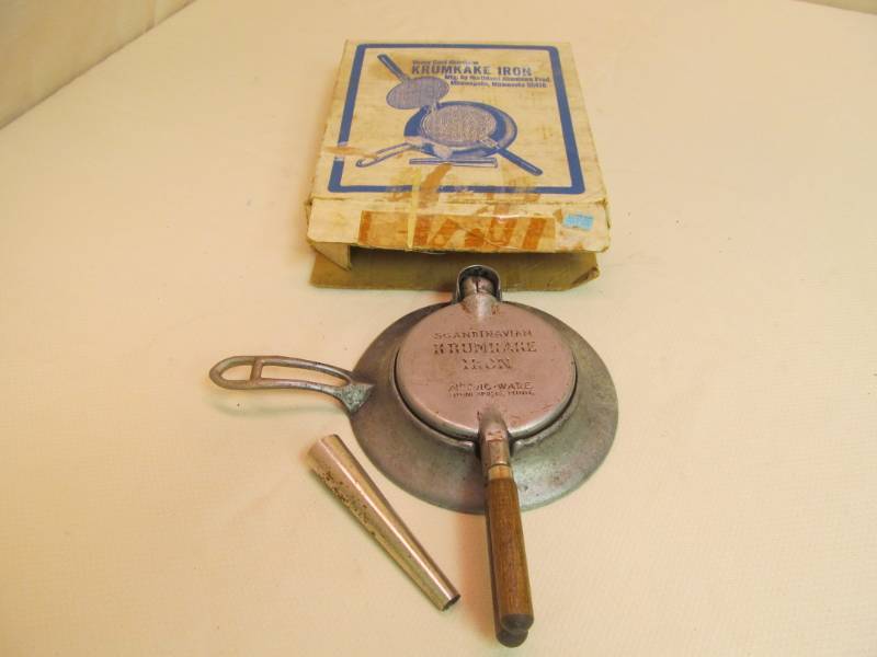 lot 8 image: vintage KrumKake set