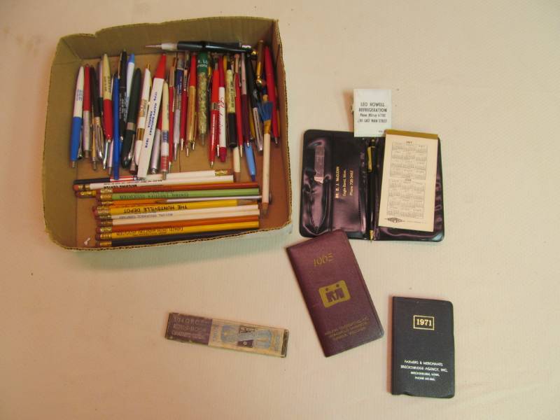 lot 12 image: vintage items