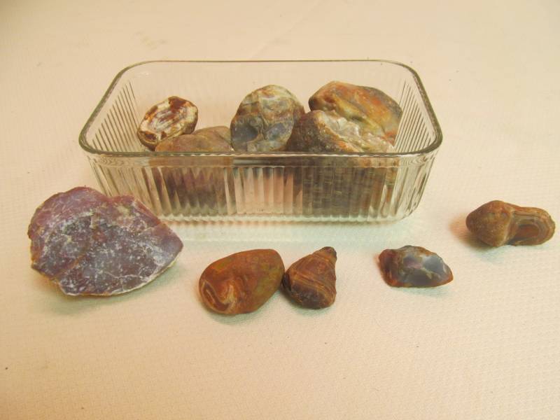 lot 19 image: North Dakota agates, glass container