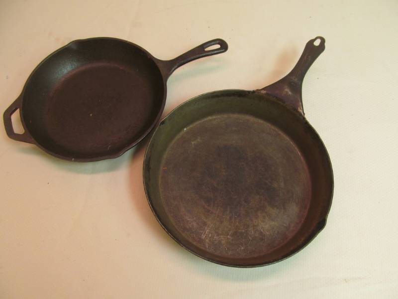 lot 20 image: cast iron fry pans