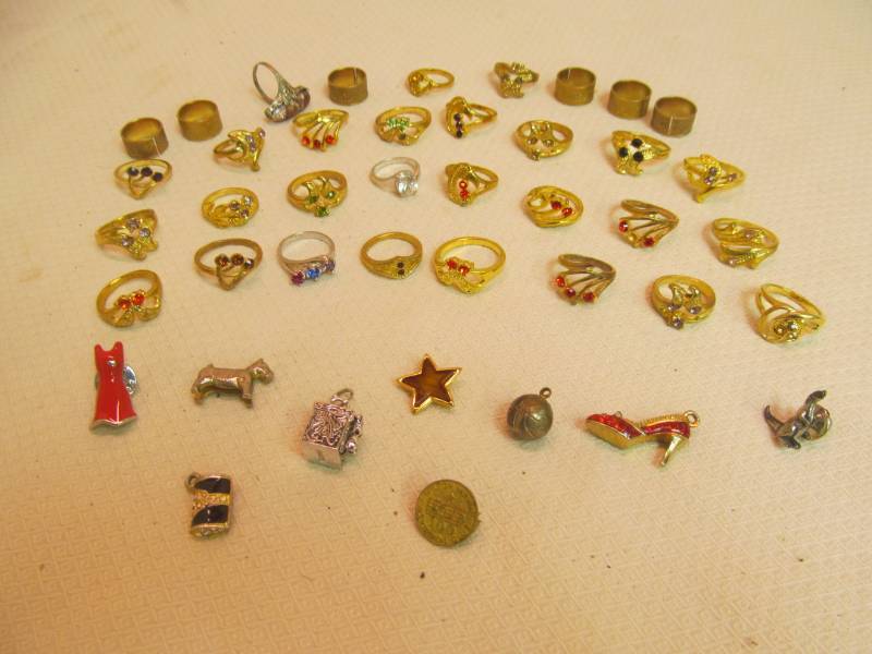 lot 27 image: vintage pins, costume jewelry