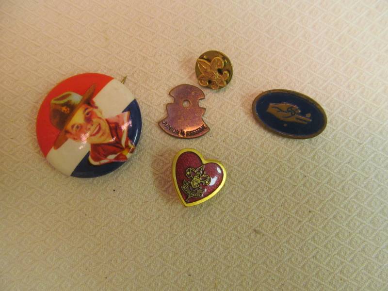 lot 30 image: vintage boy scout pins, button