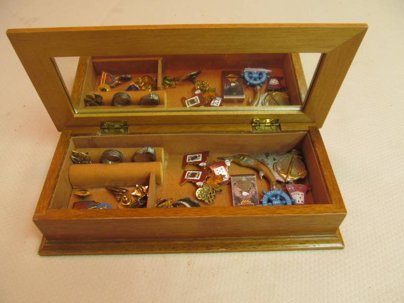 lot 32 image: vintage pins, rings
