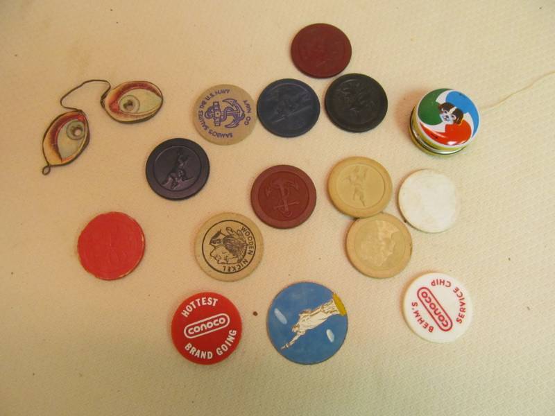 lot 33 image: vintage trinkets