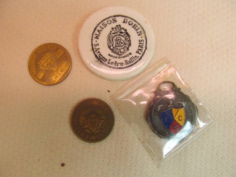 lot 34 image: vintage keys, fobs
