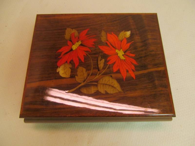 lot 36 image: music box,jewlery