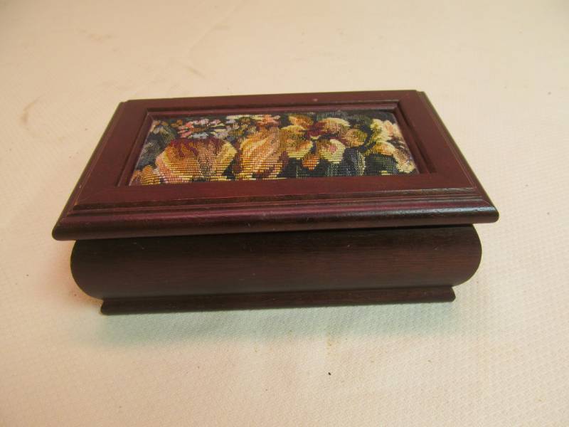 lot 37 image: vintage mens cuff links, keepsake box