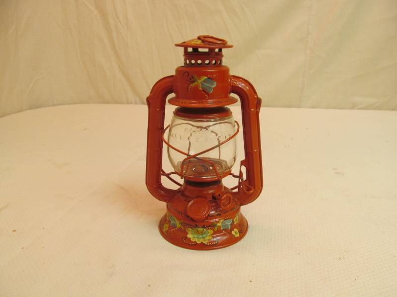 lot 52 image: vintage Dietz Comet Lantern