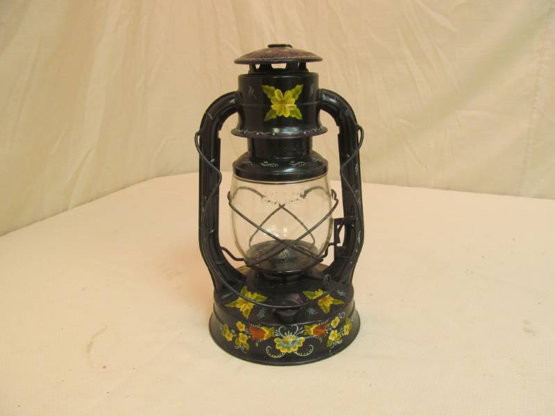 lot 53 image: vintage Dietz #2 D Lite lantern