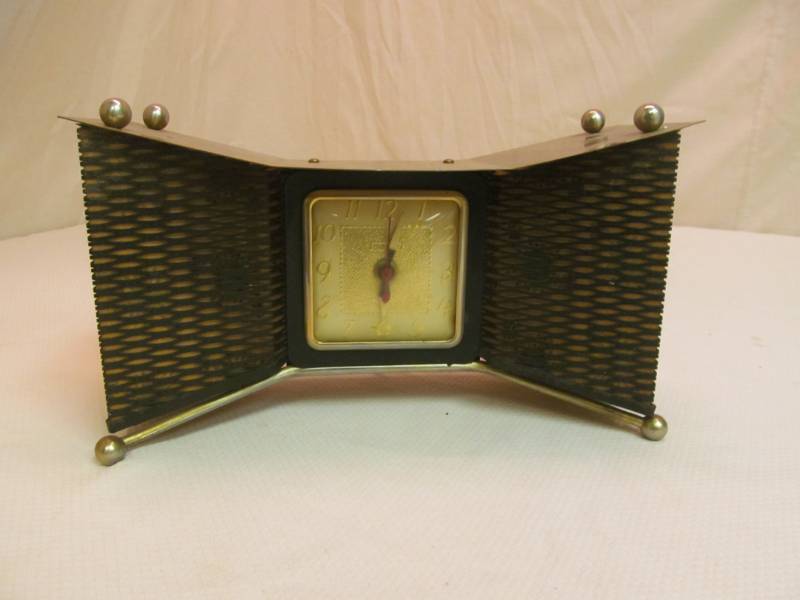 lot 65 image: clocks