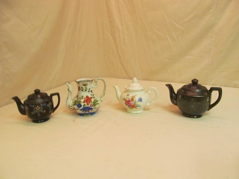 lot 74 image: teapots