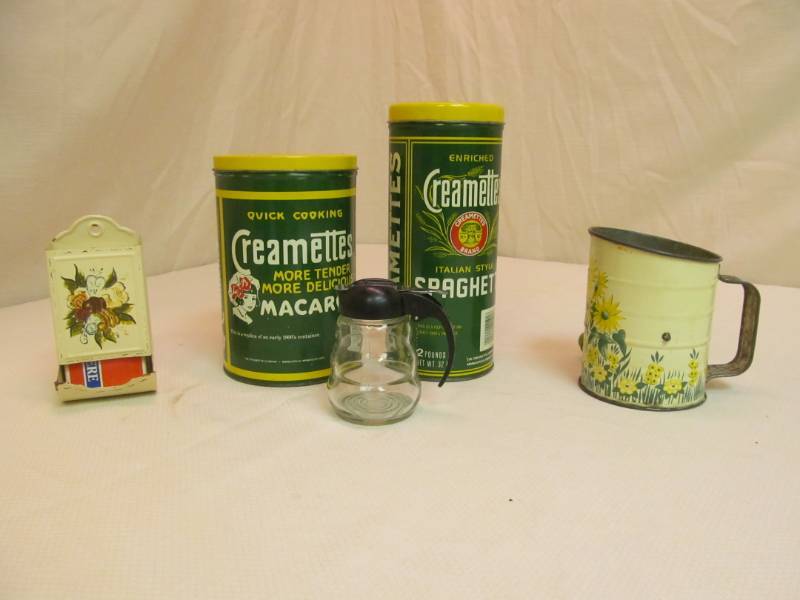 lot 76 image: vintage items