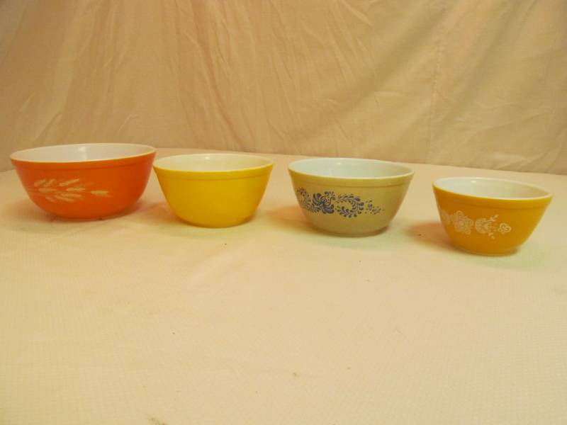 lot 79 image: vintage Pyrex bowls