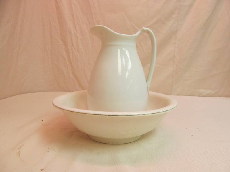 lot 91 image: vintage Homer Laughlin wash basin, pitcher