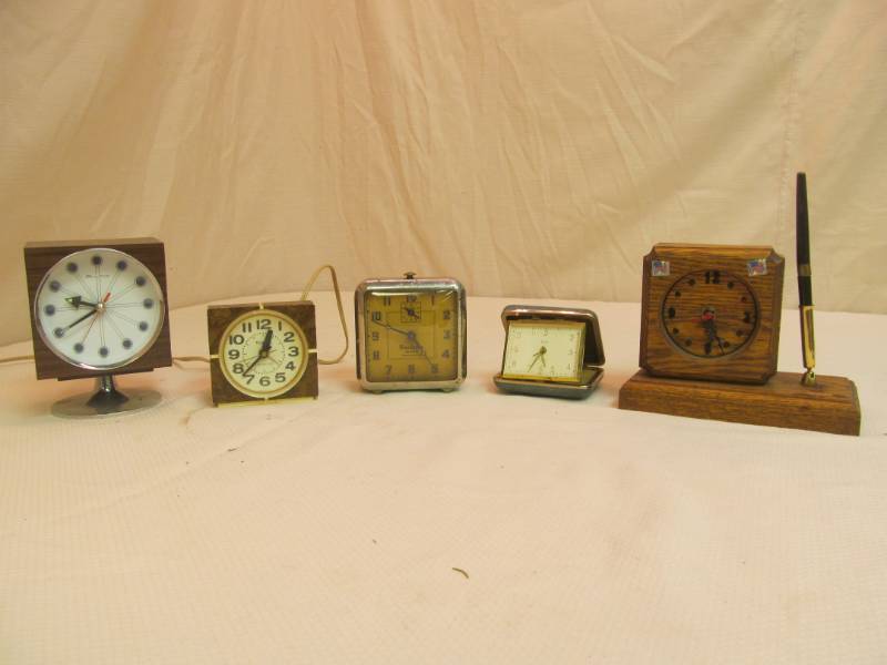 lot 93 image: vintage clocks