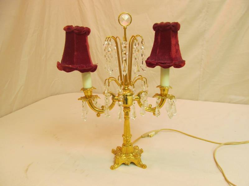 lot 113 image: vintage gold tone table lamp