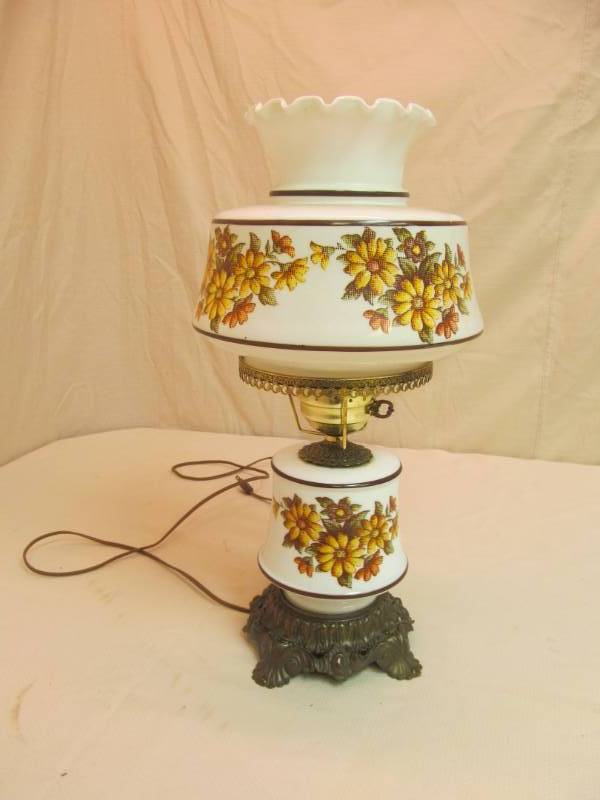 lot 114 image: vintage table lamp