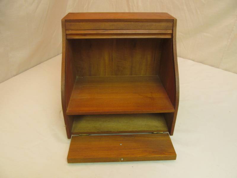 lot 116 image: table top desk garage