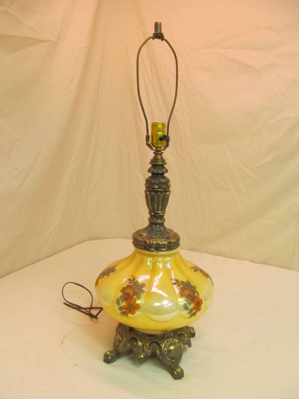 lot 118 image: vintage lamp