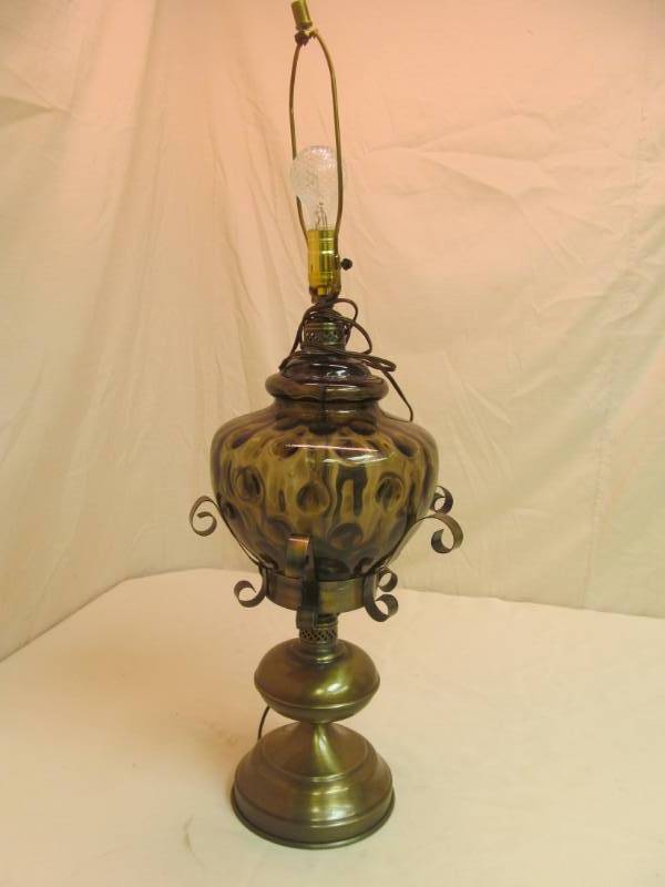 lot 121 image: table lamp