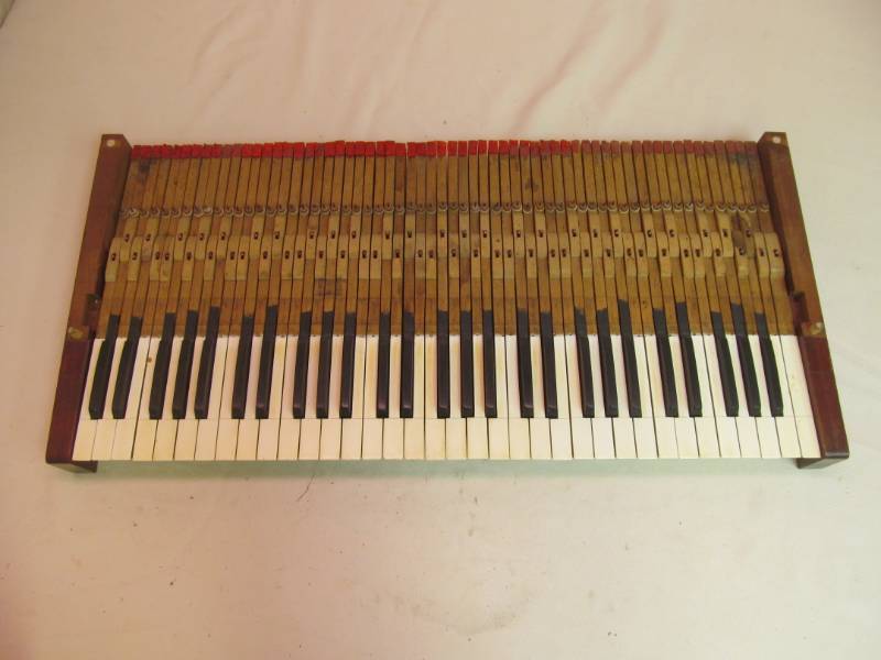 lot 210 image: organ keys
